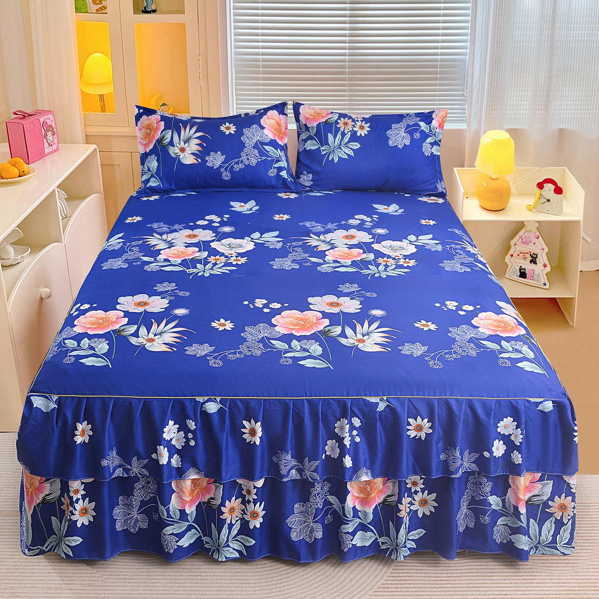 91家纺网 家纺一手货源 找家纺 小雨家纺 2026新款双层花边芦荟棉跨境芦荟棉床裙三件套 百花齐放蓝