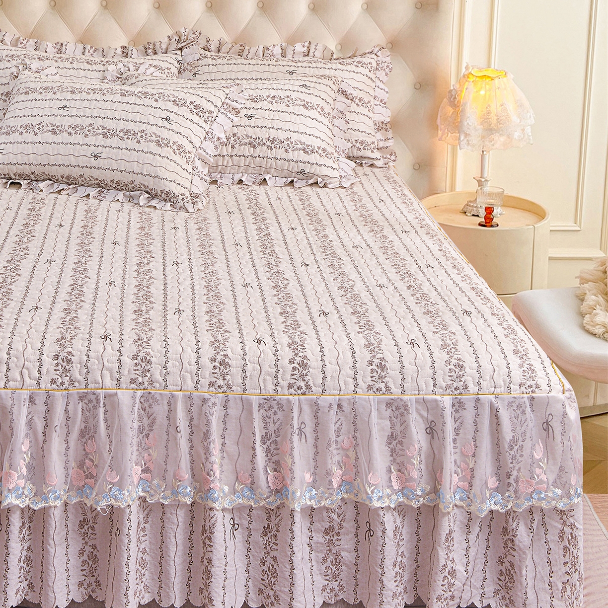 91家纺网 家纺一手货源 找家纺 小雨家纺 2026新款木棉皱皱纱加棉床裙床罩三件套花边被套 漫时光