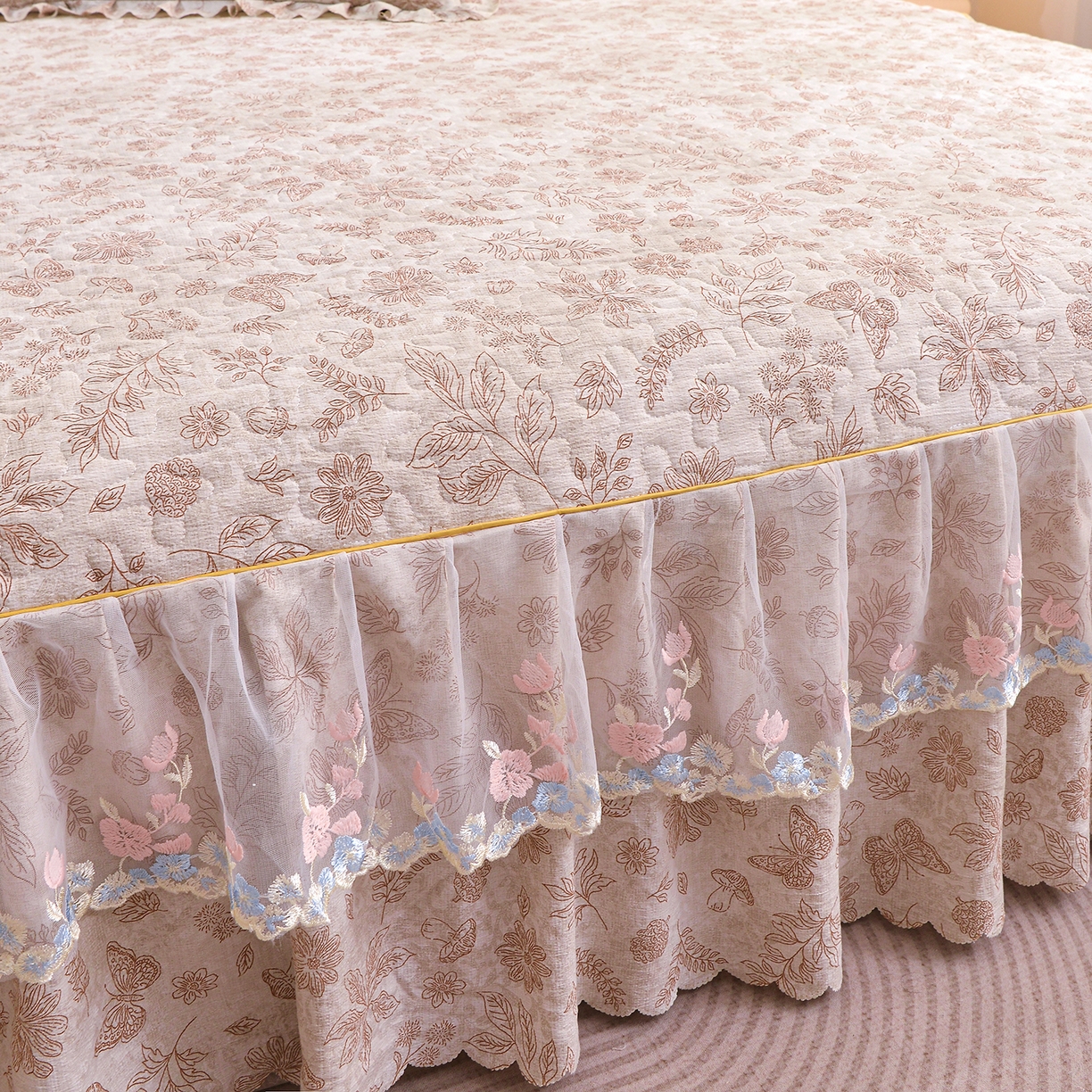 91家纺网 家纺一手货源 找家纺 小雨家纺 2026新款木棉皱皱纱加棉床裙床罩三件套花边被套 蝶舞花间-咖