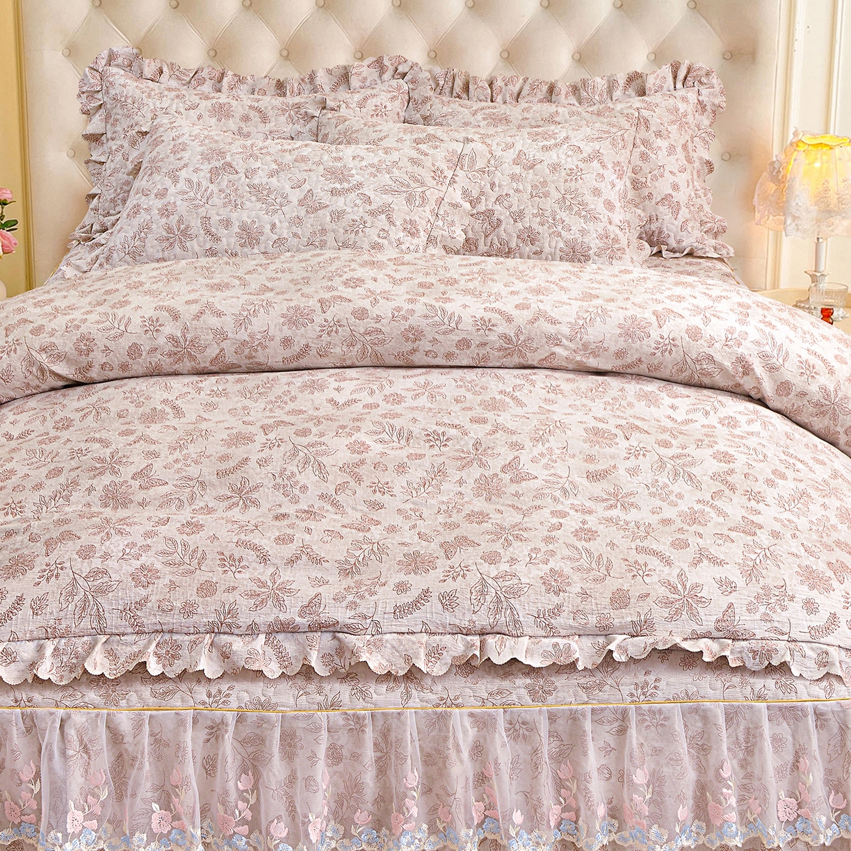 91家纺网 家纺一手货源 找家纺 小雨家纺 2026新款木棉皱皱纱加棉床裙床罩三件套花边被套 蝶舞花间-咖