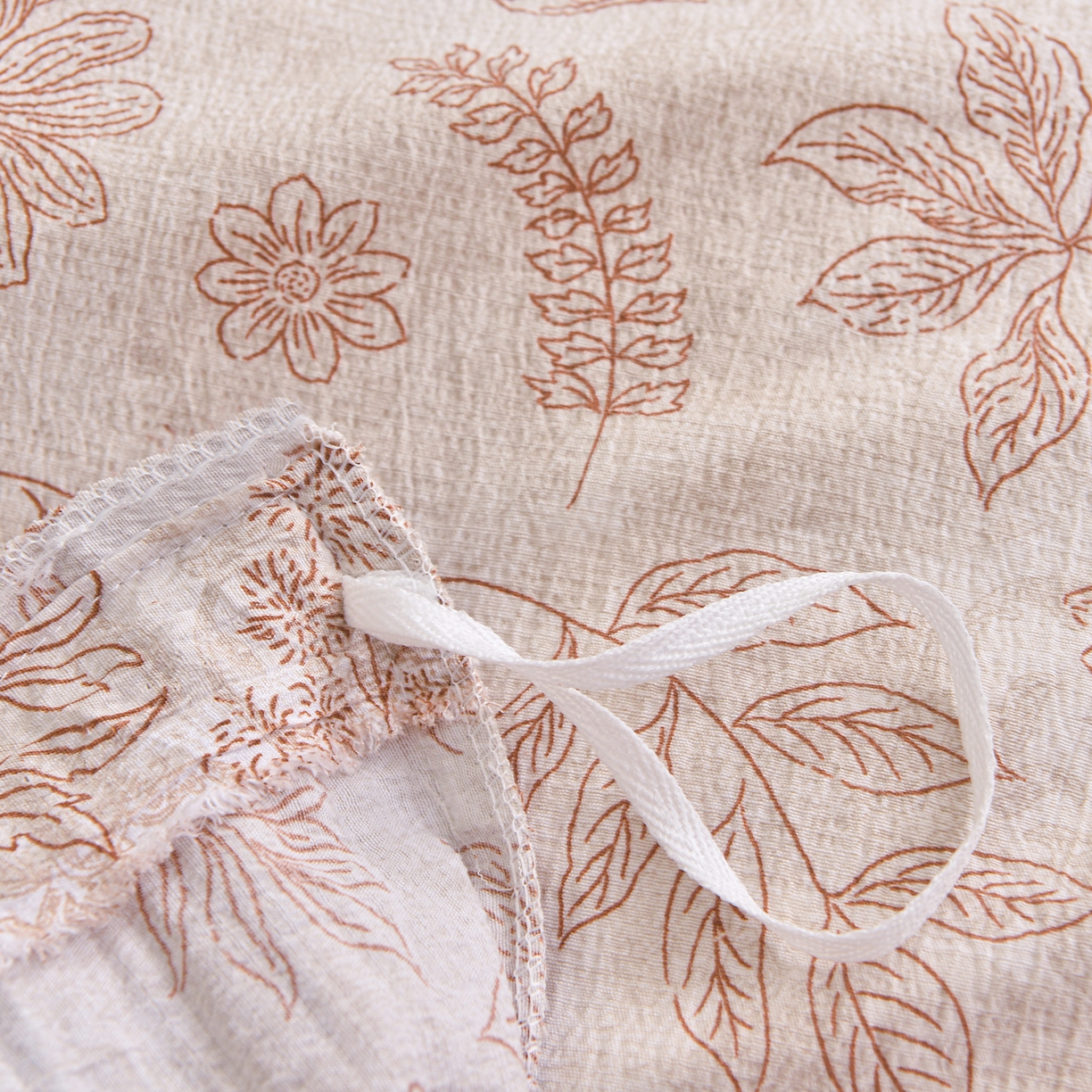 91家纺网 家纺一手货源 找家纺 小雨家纺 2026新款木棉皱皱纱加棉床裙床罩三件套花边被套 蝶舞花间-咖