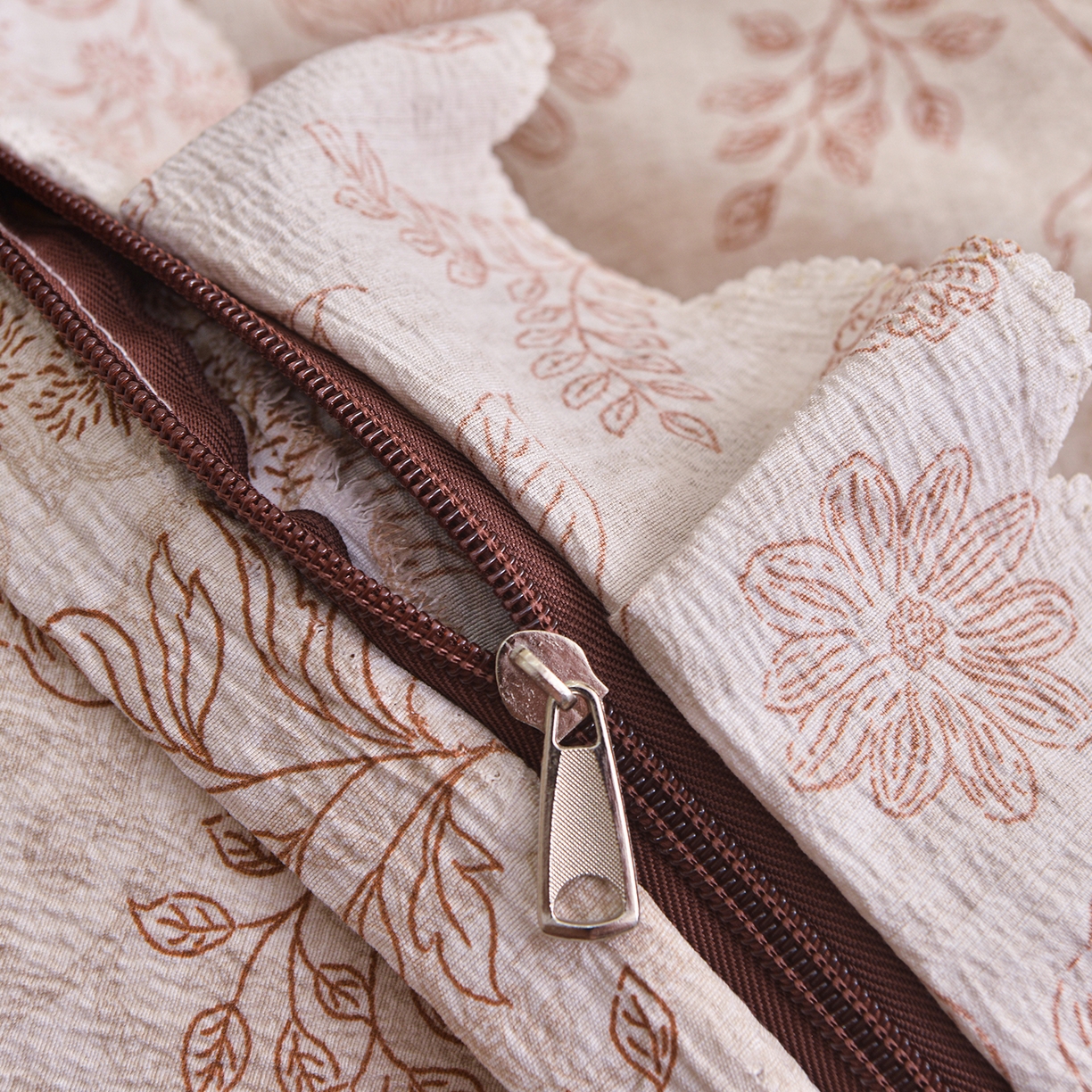 91家纺网 家纺一手货源 找家纺 小雨家纺 2026新款木棉皱皱纱加棉床裙床罩三件套花边被套 蝶舞花间-咖