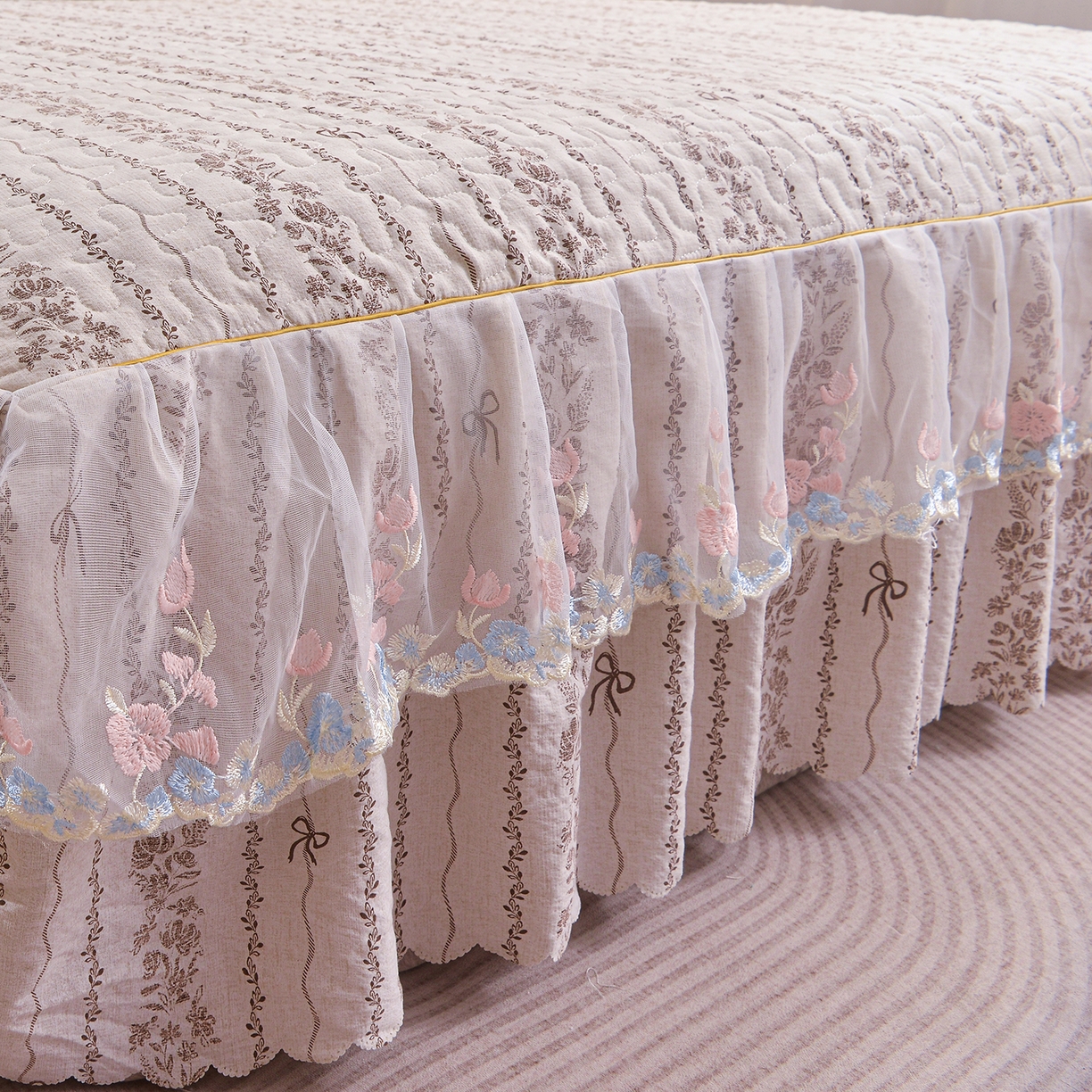 91家纺网 家纺一手货源 找家纺 小雨家纺 2026新款木棉皱皱纱加棉床裙床罩三件套花边被套 漫时光