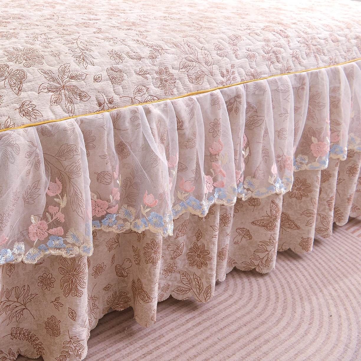 91家纺网 家纺一手货源 找家纺 小雨家纺 2026新款木棉皱皱纱加棉床裙床罩三件套花边被套 蝶舞花间-咖