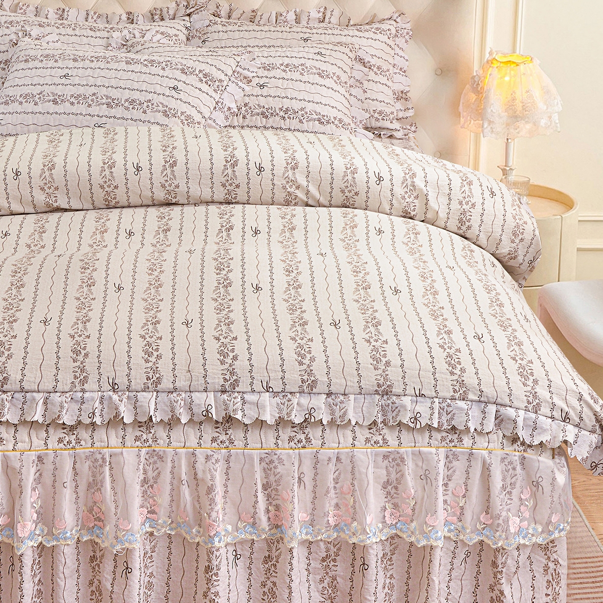 91家纺网 家纺一手货源 找家纺 小雨家纺 2026新款木棉皱皱纱加棉床裙床罩三件套花边被套 漫时光