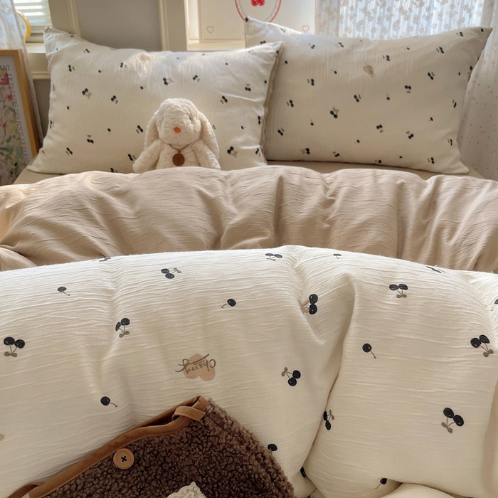 91家纺网 家纺一手货源 找家纺 温眠家纺 2026新款亲肤舒适甄选三层纱印花套件系列四件套 樱桃物语