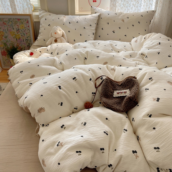 91家纺网 家纺一手货源 找家纺 温眠家纺 2026新款亲肤舒适甄选三层纱印花套件系列四件套 樱桃物语