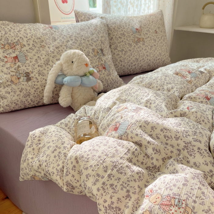 91家纺网 家纺一手货源 找家纺 温眠家纺 2026新款亲肤舒适甄选三层纱印花套件系列四件套 圆舞曲