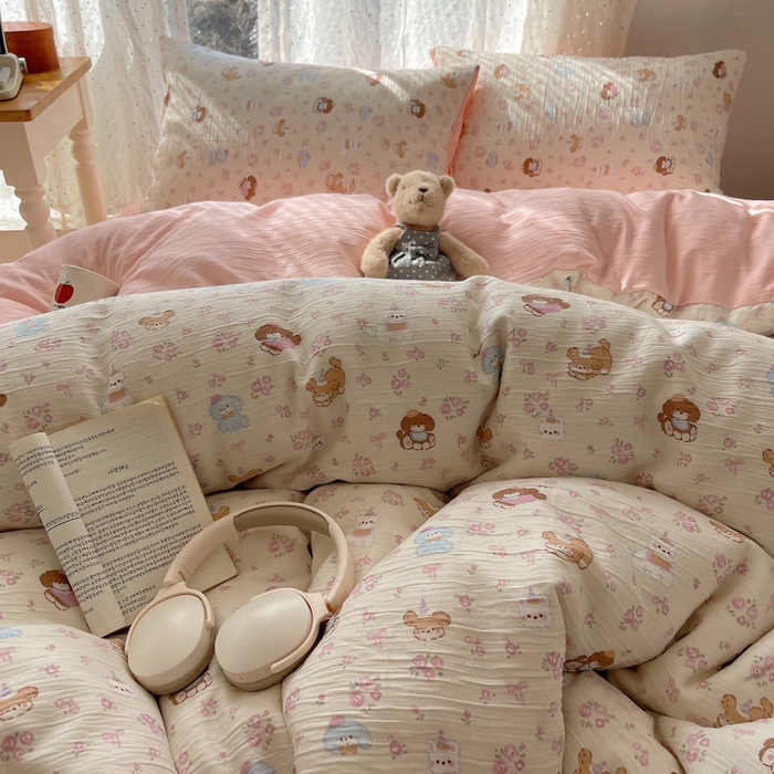 91家纺网 家纺一手货源 找家纺 温眠家纺 2026新款亲肤舒适甄选三层纱印花套件系列四件套 小狗集合会