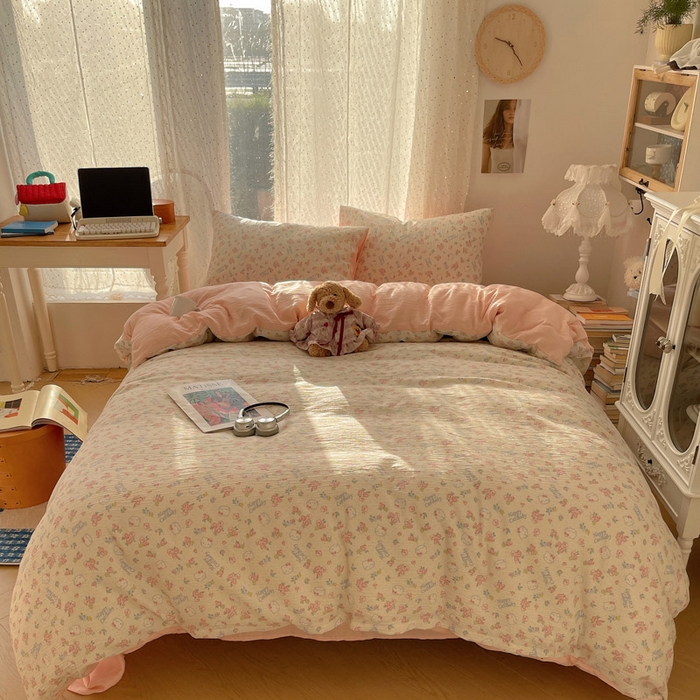 91家纺网 家纺一手货源 找家纺 温眠家纺 2026新款亲肤舒适甄选三层纱印花套件系列四件套 花丛点点猫