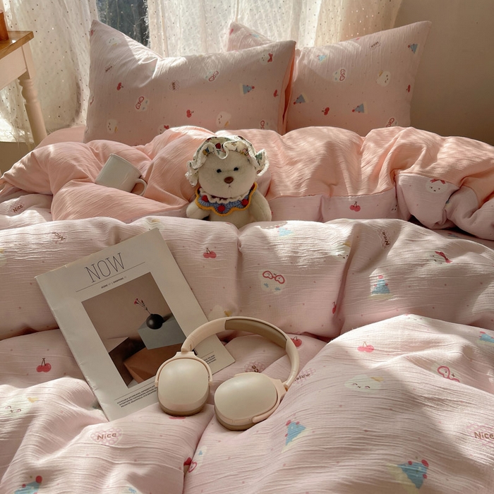 91家纺网 家纺一手货源 找家纺 温眠家纺 2026新款亲肤舒适甄选三层纱印花套件系列四件套 芭乐米菲