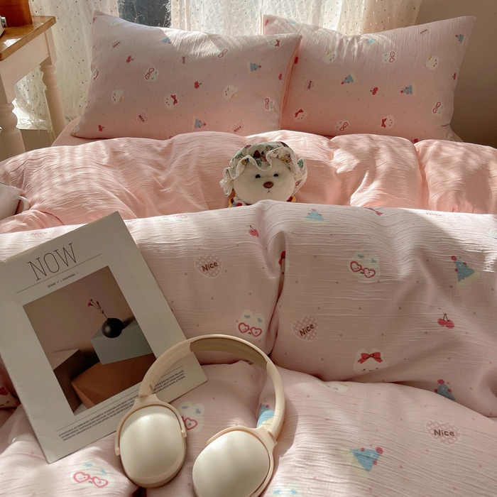 91家纺网 家纺一手货源 找家纺 温眠家纺 2026新款亲肤舒适甄选三层纱印花套件系列四件套 芭乐米菲