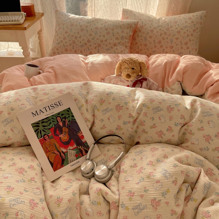 91家纺网 家纺一手货源 找家纺 温眠家纺 2026新款亲肤舒适甄选三层纱印花套件系列四件套 花丛点点猫