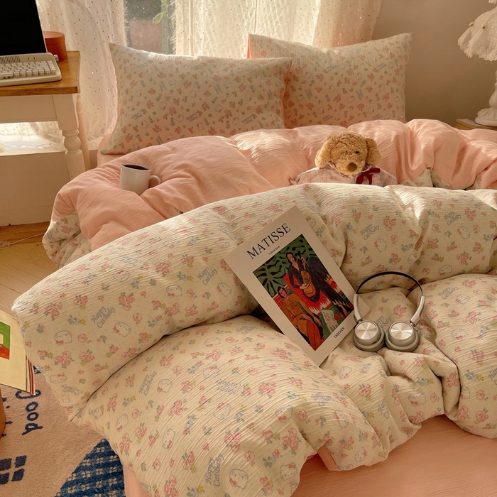 91家纺网 家纺一手货源 找家纺 温眠家纺 2026新款亲肤舒适甄选三层纱印花套件系列四件套 花丛点点猫