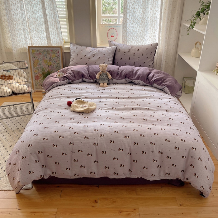 91家纺网 家纺一手货源 找家纺 温眠家纺 2026新款亲肤舒适甄选三层纱印花套件系列四件套 葡萄腊肠狗