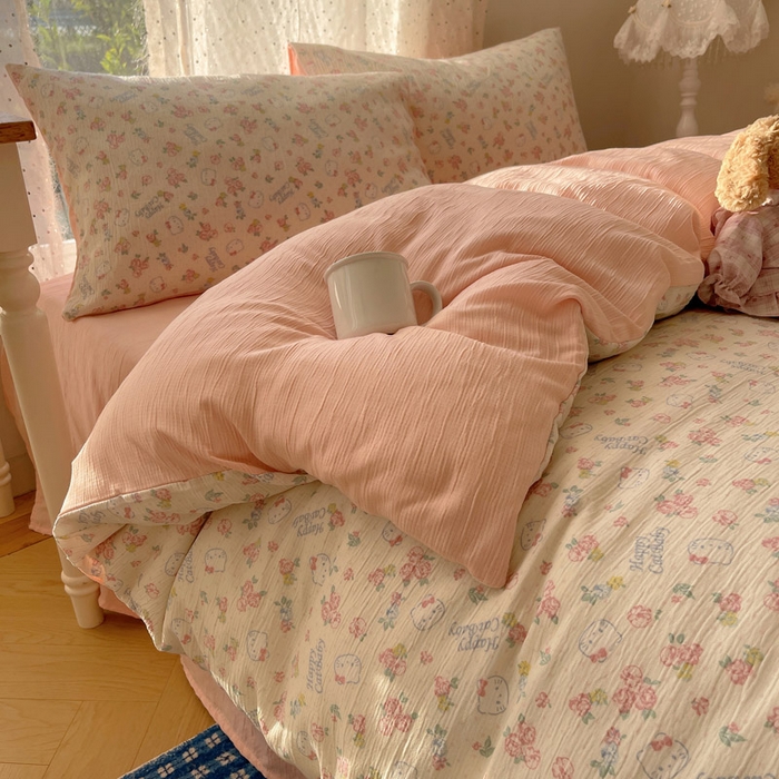 91家纺网 家纺一手货源 找家纺 温眠家纺 2026新款亲肤舒适甄选三层纱印花套件系列四件套 花丛点点猫