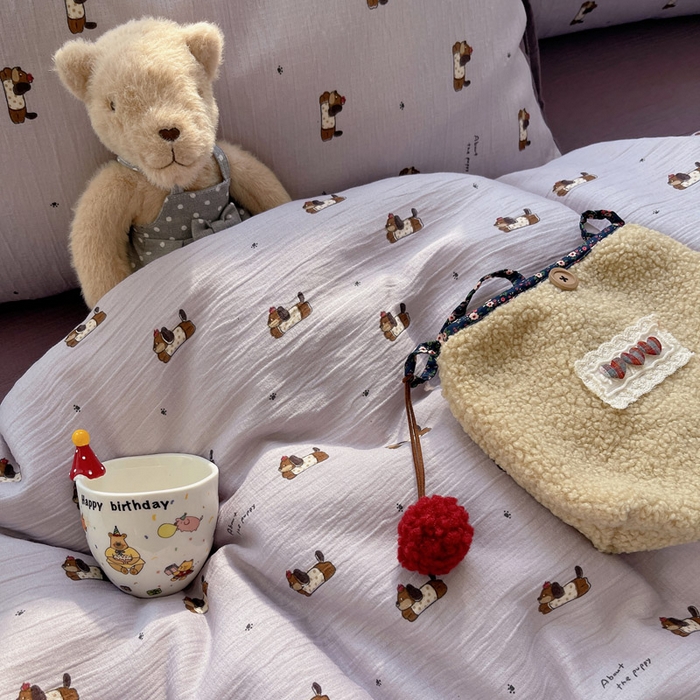 91家纺网 家纺一手货源 找家纺 温眠家纺 2026新款亲肤舒适甄选三层纱印花套件系列四件套 葡萄腊肠狗