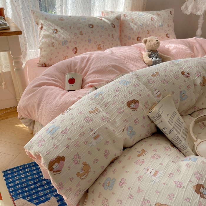 91家纺网 家纺一手货源 找家纺 温眠家纺 2026新款亲肤舒适甄选三层纱印花套件系列四件套 小狗集合会