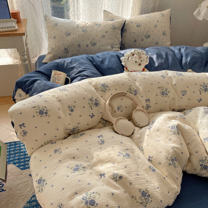 91家纺网 家纺一手货源 找家纺 温眠家纺 2026新款亲肤舒适甄选三层纱印花套件系列四件套 贩卖夏风-蓝