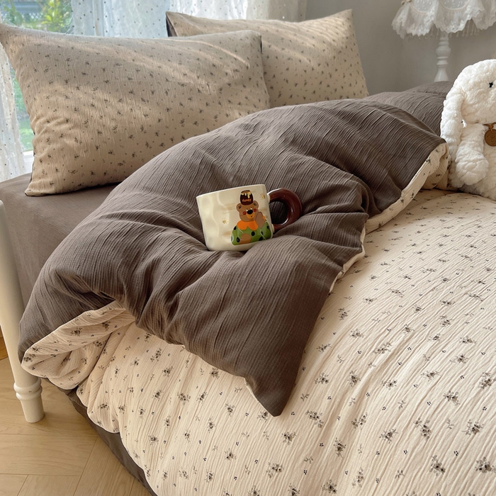 91家纺网 家纺一手货源 找家纺 温眠家纺 2026新款亲肤舒适甄选三层纱印花套件系列四件套 莫奈-咖