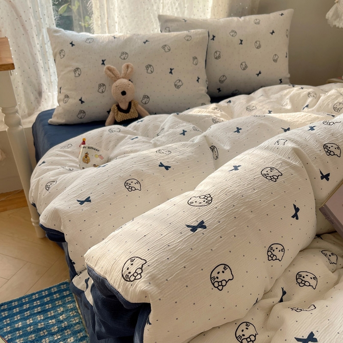 91家纺网 家纺一手货源 找家纺 温眠家纺 2026新款亲肤舒适甄选三层纱印花套件系列四件套 蓝莓小猫