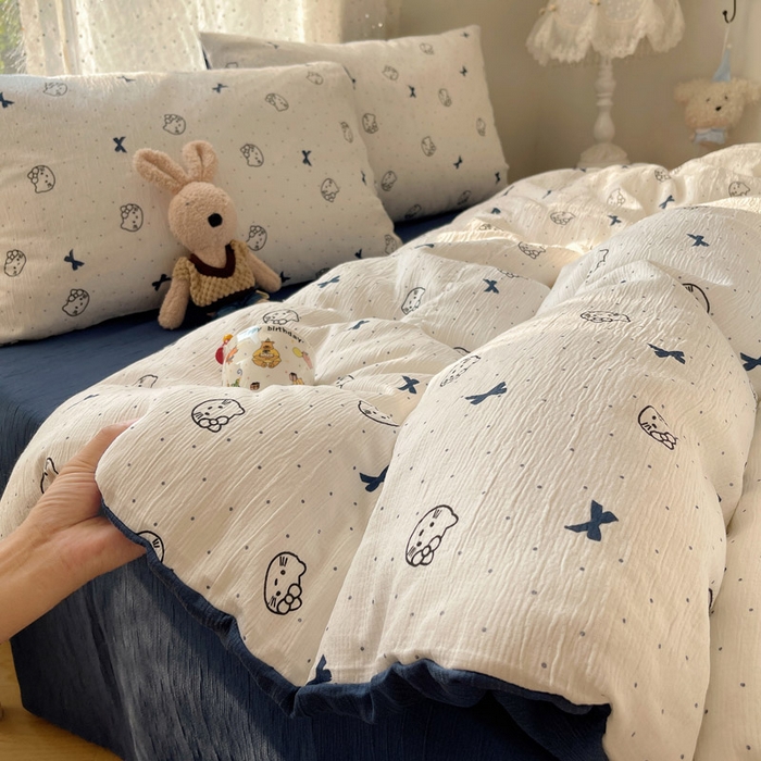 91家纺网 家纺一手货源 找家纺 温眠家纺 2026新款亲肤舒适甄选三层纱印花套件系列四件套 蓝莓小猫