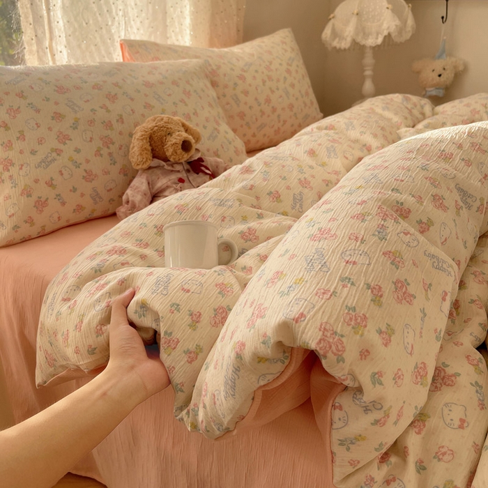 91家纺网 家纺一手货源 找家纺 温眠家纺 2026新款亲肤舒适甄选三层纱印花套件系列四件套 花丛点点猫