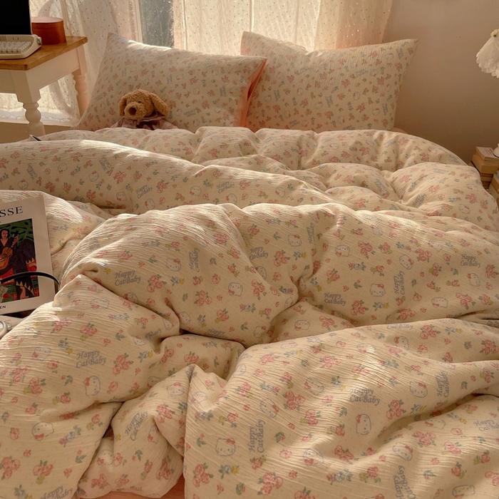 91家纺网 家纺一手货源 找家纺 温眠家纺 2026新款亲肤舒适甄选三层纱印花套件系列四件套 花丛点点猫