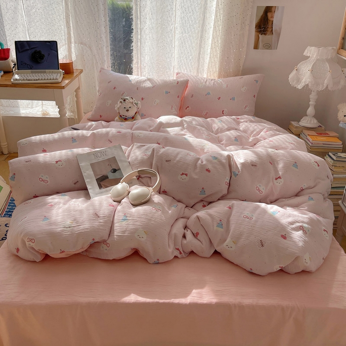 91家纺网 家纺一手货源 找家纺 温眠家纺 2026新款亲肤舒适甄选三层纱印花套件系列四件套 芭乐米菲