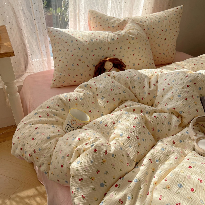 91家纺网 家纺一手货源 找家纺 温眠家纺 2026新款亲肤舒适甄选三层纱印花套件系列四件套 小花点点