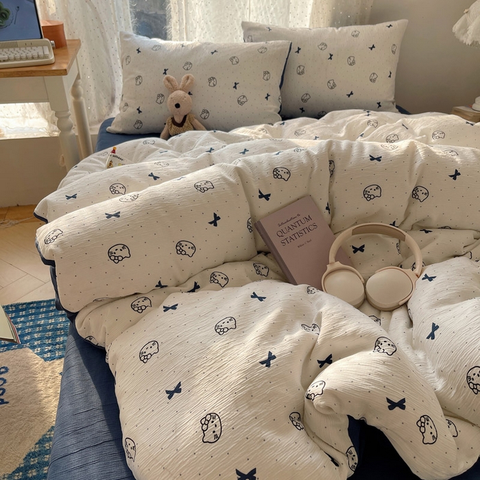 91家纺网 家纺一手货源 找家纺 温眠家纺 2026新款亲肤舒适甄选三层纱印花套件系列四件套 蓝莓小猫