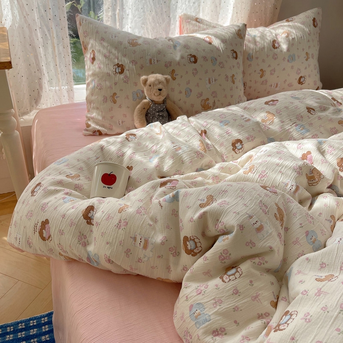 91家纺网 家纺一手货源 找家纺 温眠家纺 2026新款亲肤舒适甄选三层纱印花套件系列四件套 小狗集合会