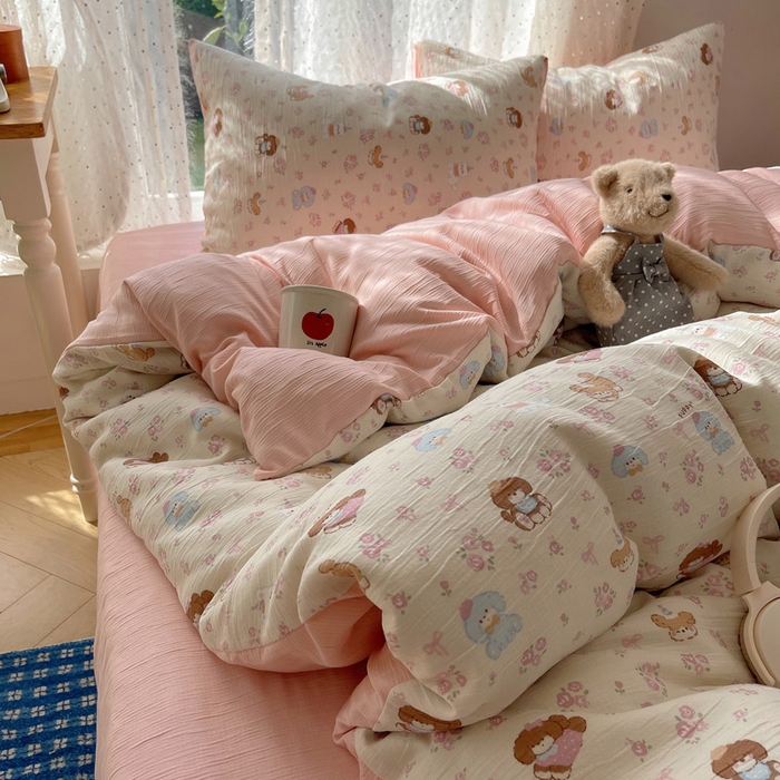 91家纺网 家纺一手货源 找家纺 温眠家纺 2026新款亲肤舒适甄选三层纱印花套件系列四件套 小狗集合会