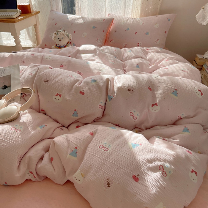 91家纺网 家纺一手货源 找家纺 温眠家纺 2026新款亲肤舒适甄选三层纱印花套件系列四件套 芭乐米菲