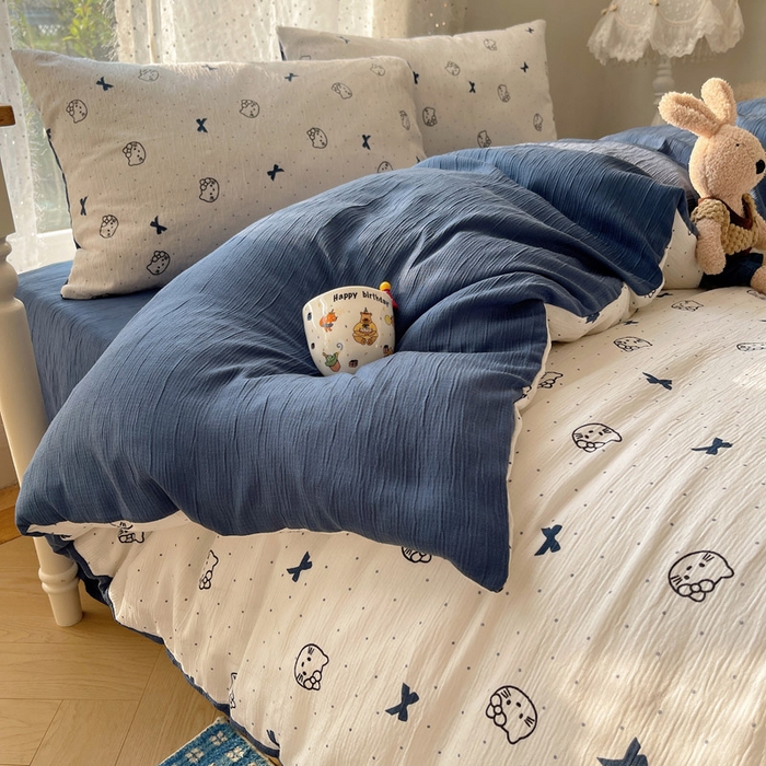 91家纺网 家纺一手货源 找家纺 温眠家纺 2026新款亲肤舒适甄选三层纱印花套件系列四件套 蓝莓小猫