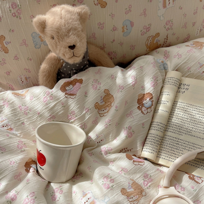 91家纺网 家纺一手货源 找家纺 温眠家纺 2026新款亲肤舒适甄选三层纱印花套件系列四件套 小狗集合会