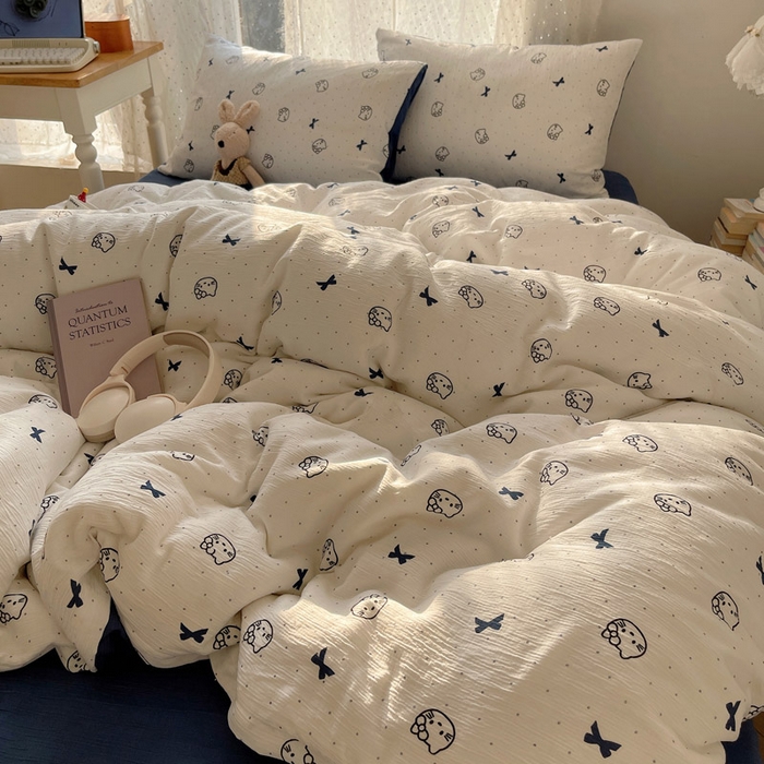 91家纺网 家纺一手货源 找家纺 温眠家纺 2026新款亲肤舒适甄选三层纱印花套件系列四件套 蓝莓小猫