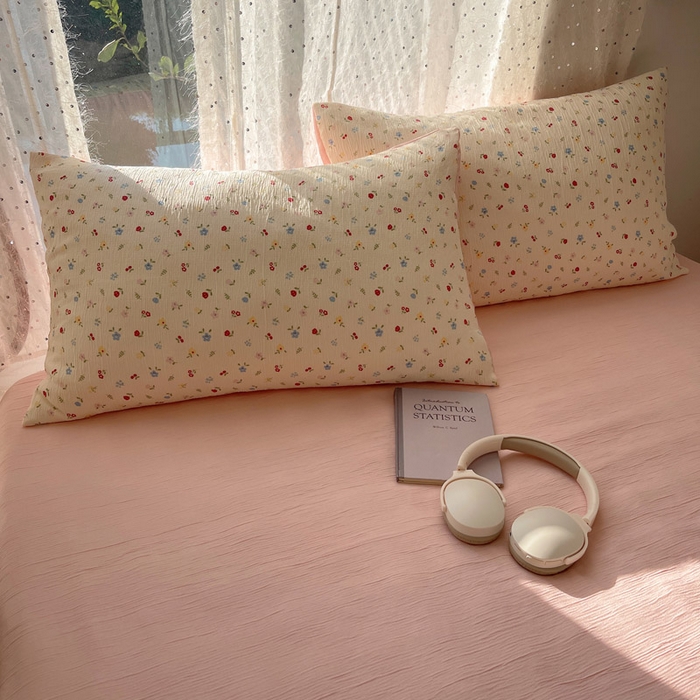 91家纺网 家纺一手货源 找家纺 温眠家纺 2026新款亲肤舒适甄选三层纱印花套件系列四件套 小花点点