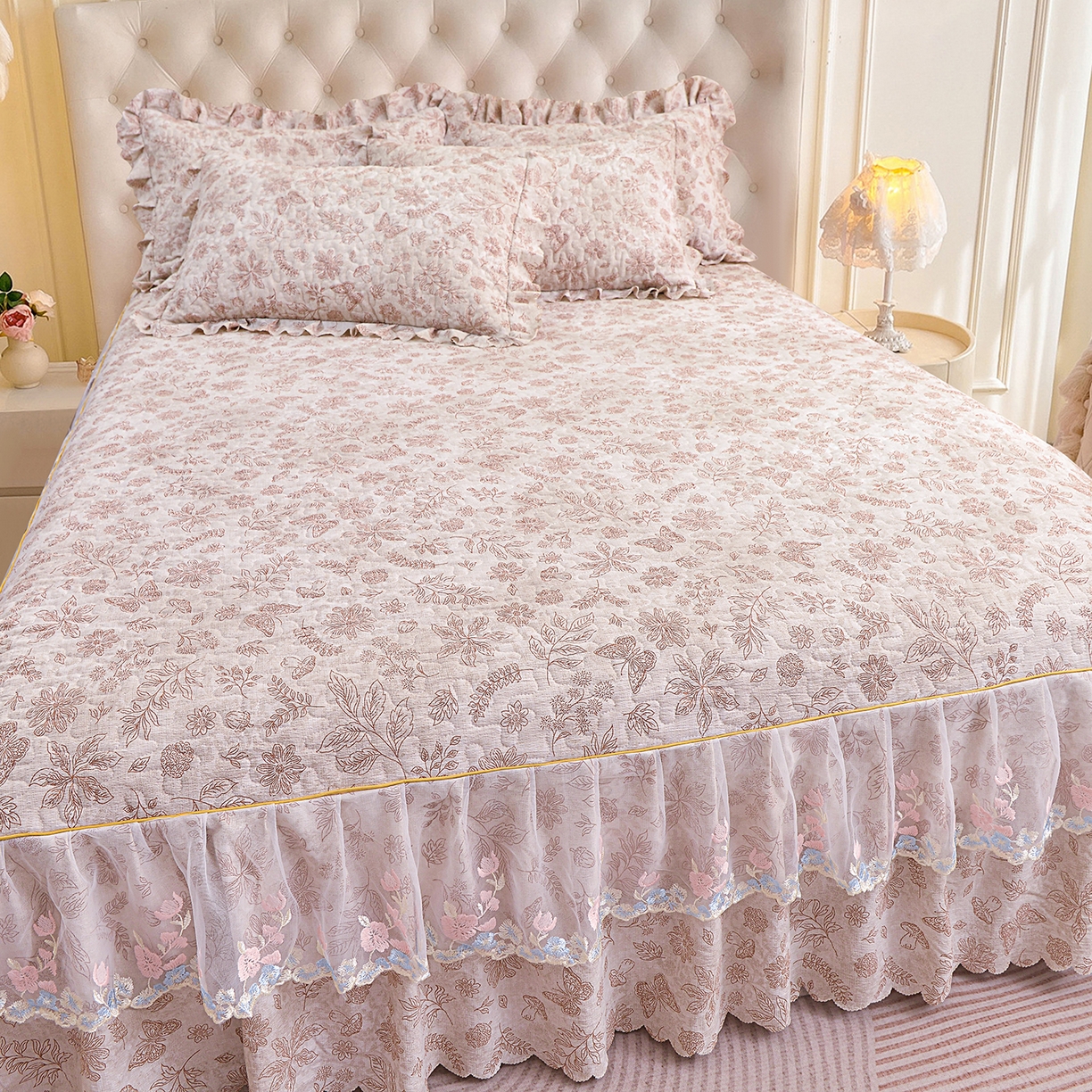 91家纺网 家纺一手货源 找家纺 小雨家纺 2026新款木棉皱皱纱加棉床裙床罩三件套花边被套 蝶舞花间-咖