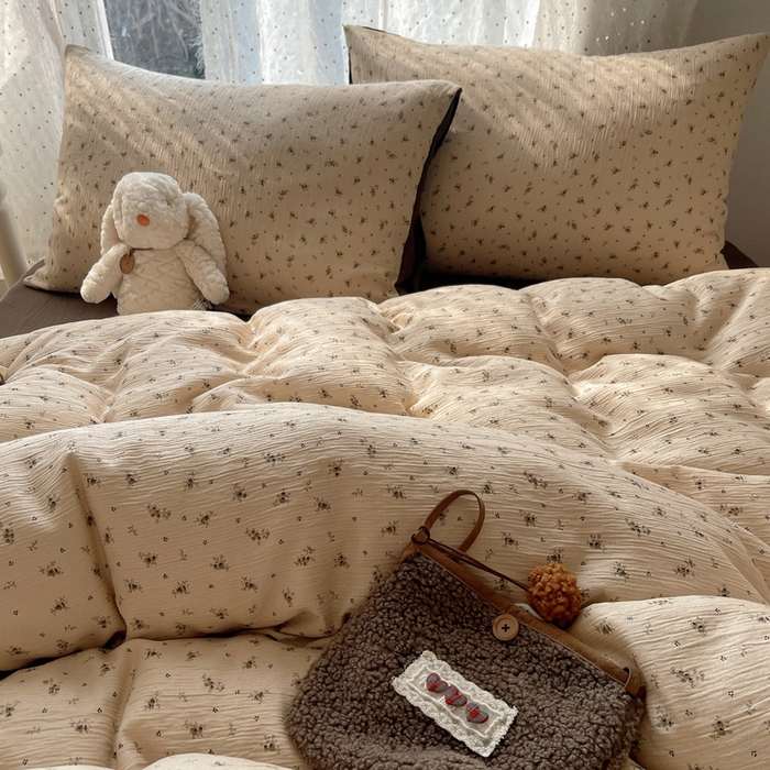 91家纺网 家纺一手货源 找家纺 温眠家纺 2026新款亲肤舒适甄选三层纱印花套件系列四件套 莫奈-咖