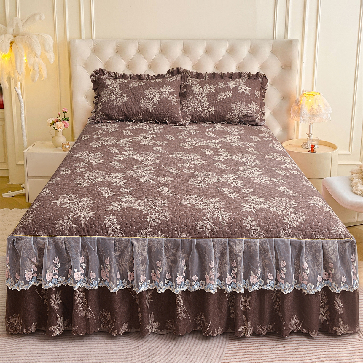 91家纺网 家纺一手货源 找家纺 小雨家纺 2026新款木棉皱皱纱加棉床裙床罩三件套花边被套 锦瑟-深咖