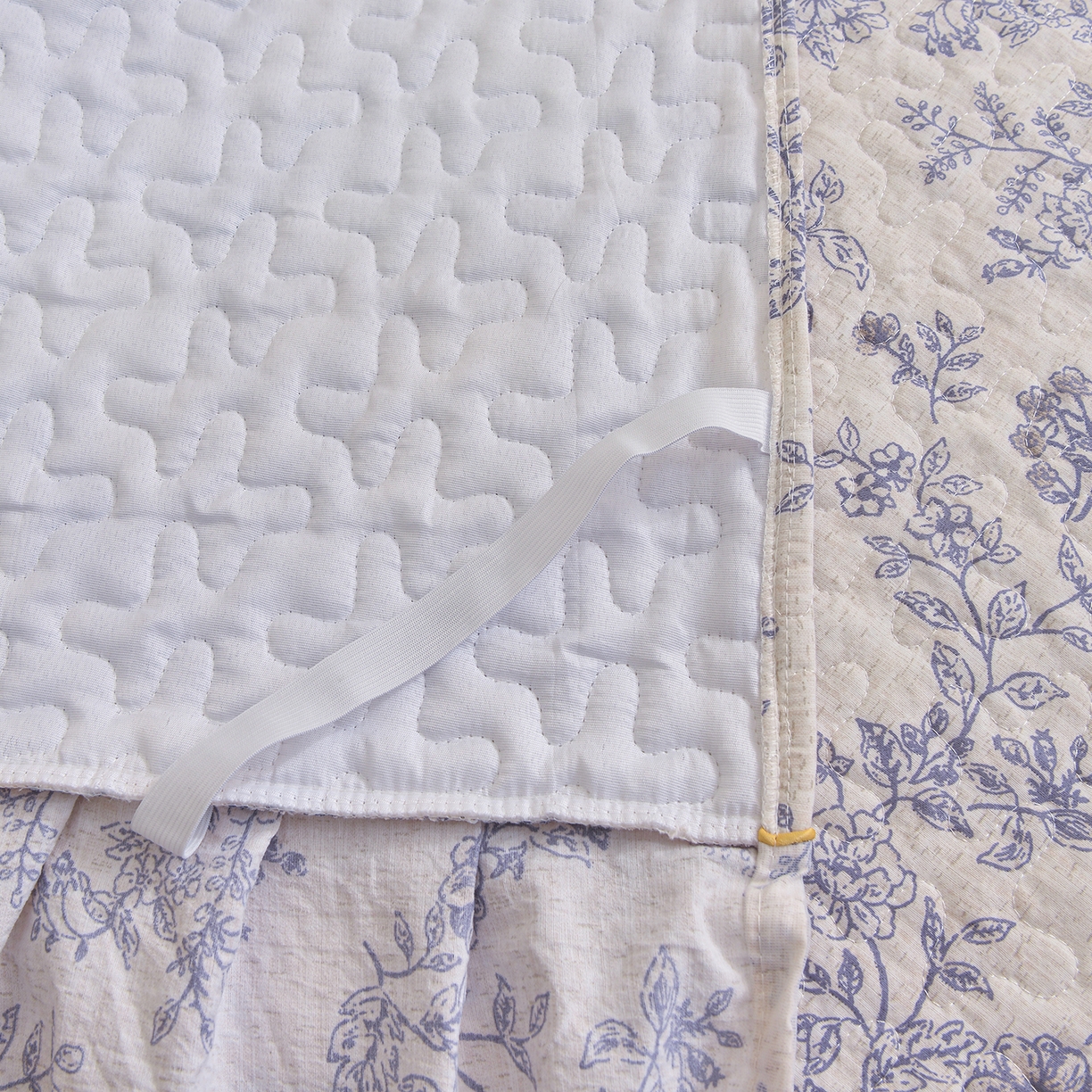 91家纺网 家纺一手货源 找家纺 小雨家纺 2026新款木棉皱皱纱加棉床裙床罩三件套花边被套 青花瓷-深蓝