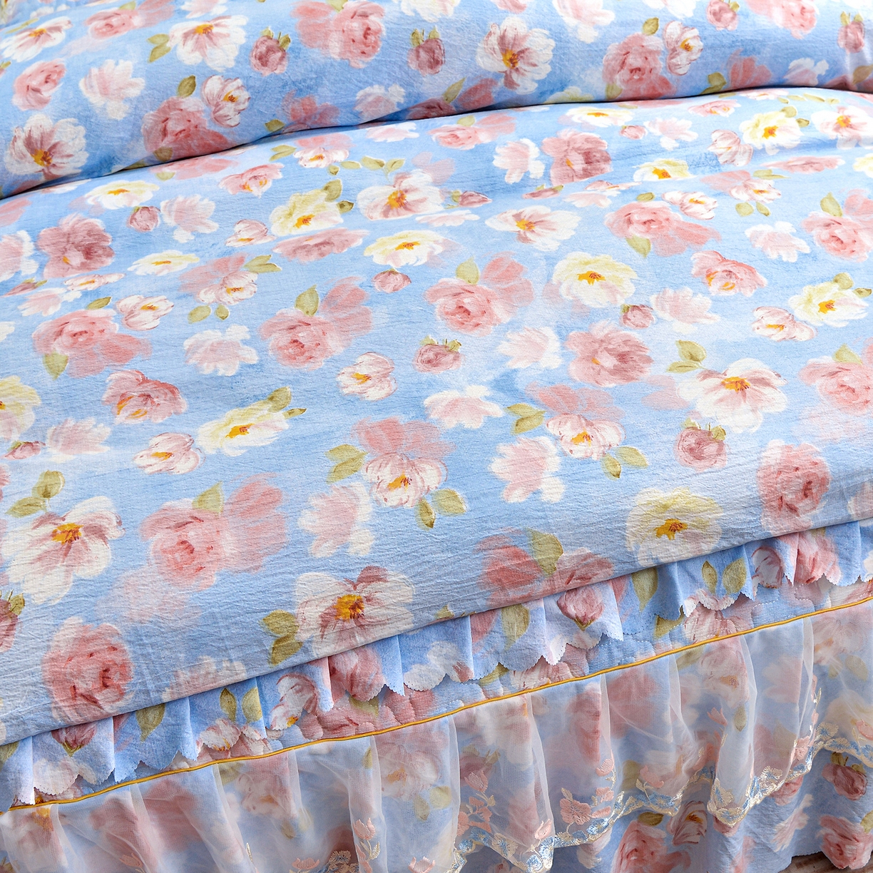 91家纺网 家纺一手货源 找家纺 小雨家纺 2026新款木棉皱皱纱加棉床裙床罩三件套花边被套 山花烂漫-樱花粉