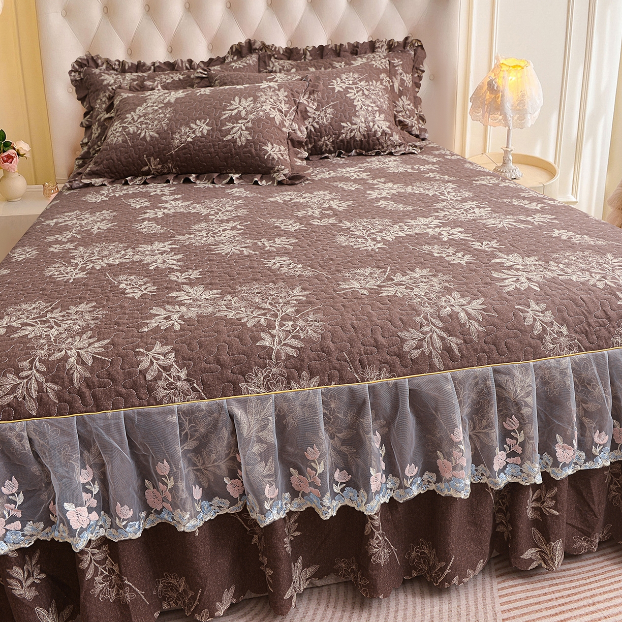 91家纺网 家纺一手货源 找家纺 小雨家纺 2026新款木棉皱皱纱加棉床裙床罩三件套花边被套 锦瑟-深咖