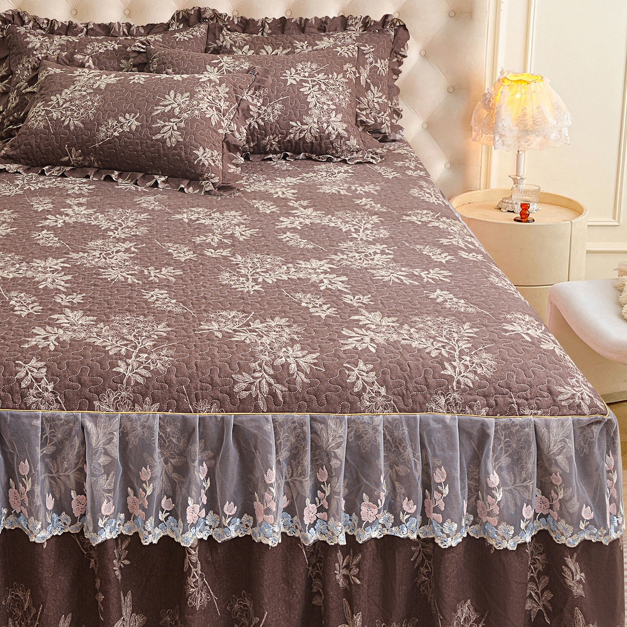 91家纺网 家纺一手货源 找家纺 小雨家纺 2026新款木棉皱皱纱加棉床裙床罩三件套花边被套 锦瑟-深咖