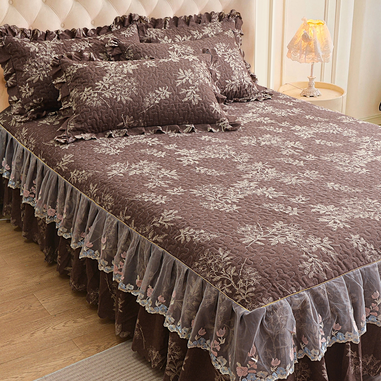 91家纺网 家纺一手货源 找家纺 小雨家纺 2026新款木棉皱皱纱加棉床裙床罩三件套花边被套 锦瑟-深咖