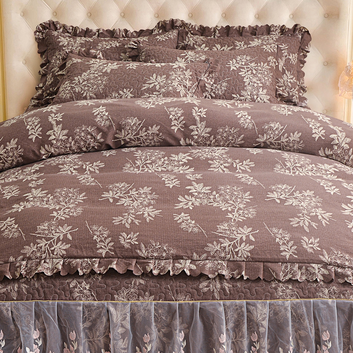 91家纺网 家纺一手货源 找家纺 小雨家纺 2026新款木棉皱皱纱加棉床裙床罩三件套花边被套 锦瑟-深咖