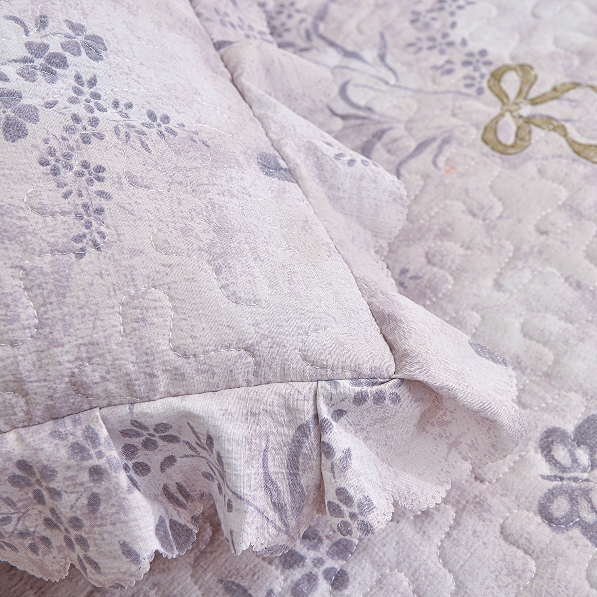 91家纺网 家纺一手货源 找家纺 小雨家纺 2026新款木棉皱皱纱加棉床裙床罩三件套花边被套 花姿