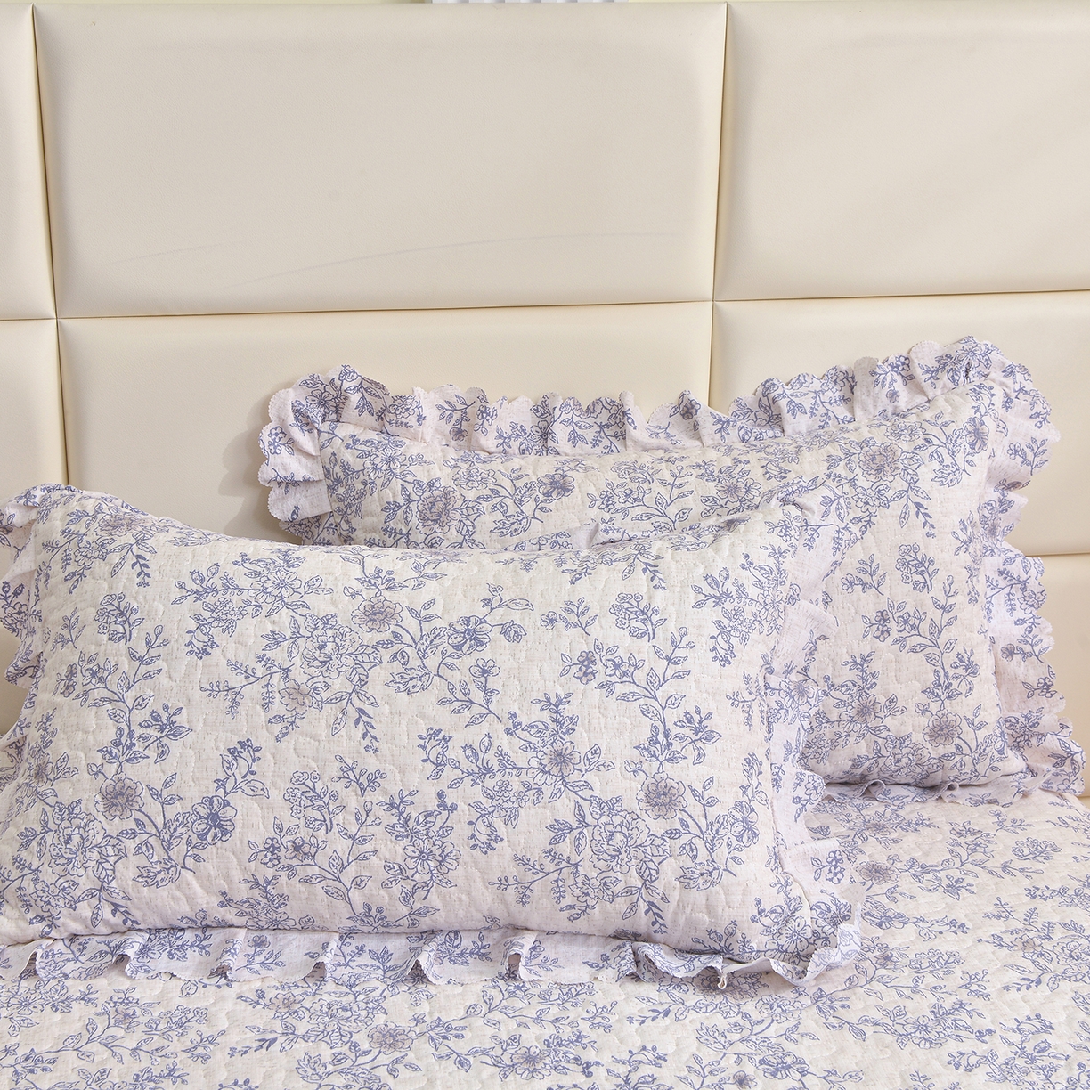 91家纺网 家纺一手货源 找家纺 小雨家纺 2026新款木棉皱皱纱加棉床裙床罩三件套花边被套 青花瓷-深蓝