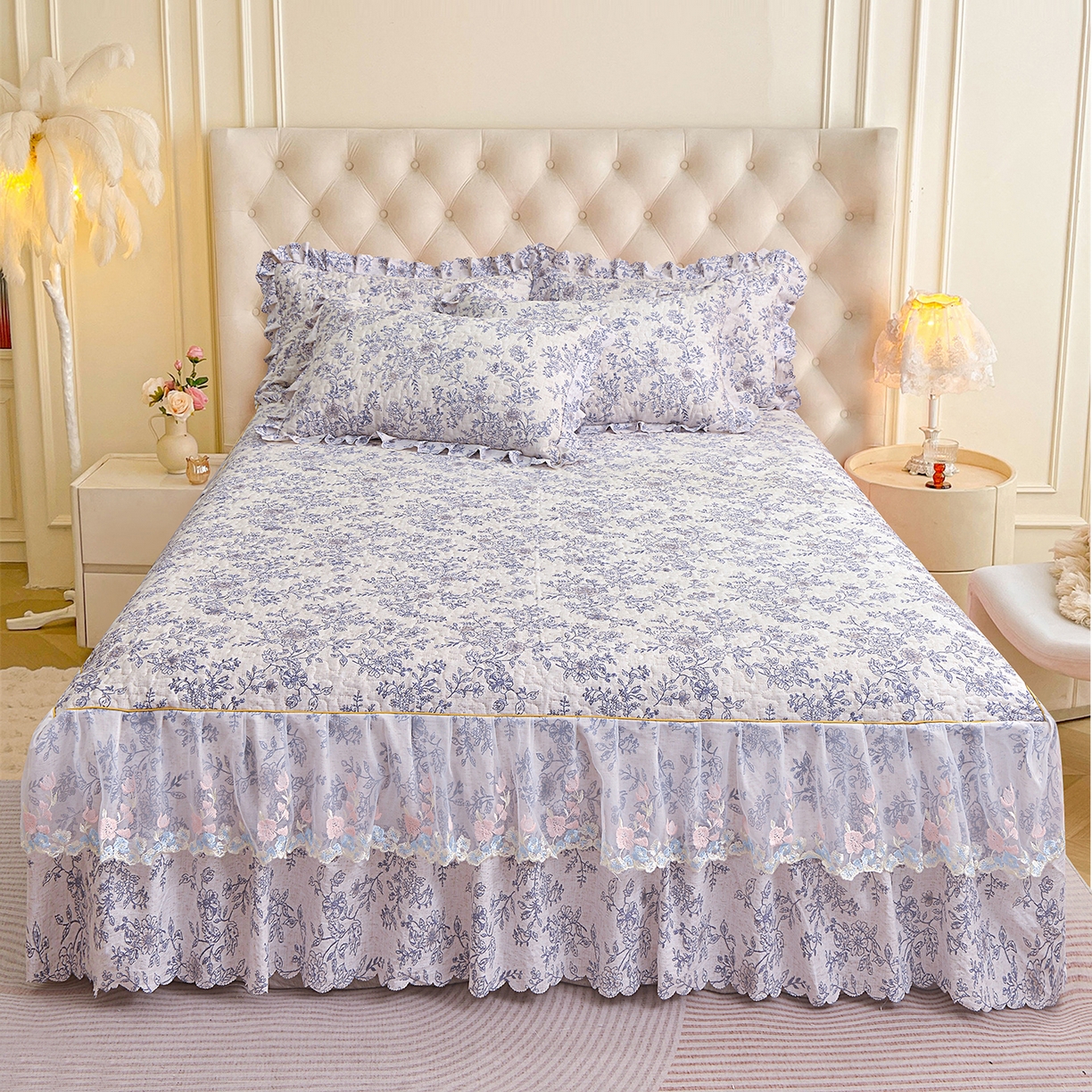 91家纺网 家纺一手货源 找家纺 小雨家纺 2026新款木棉皱皱纱加棉床裙床罩三件套花边被套 青花瓷-深蓝